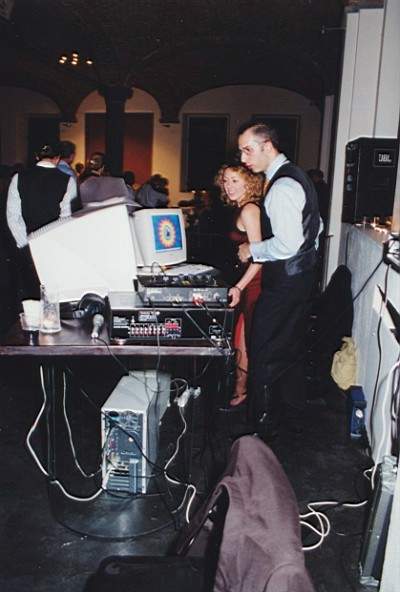 tango_23mar02_a23.jpg (31079 byte)