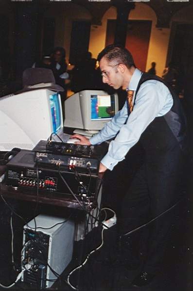 tango_23mar02_a29.jpg (26127 byte)