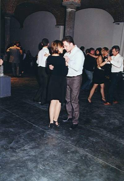 tango_23mar02_a36.jpg (28791 byte)