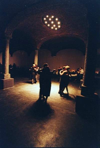 tango_23mar02_b11.jpg (21289 byte)