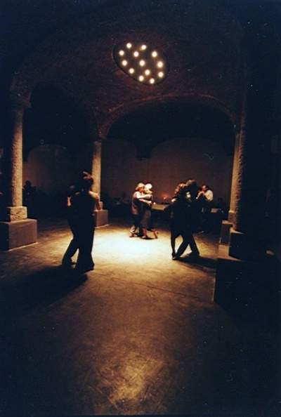 tango_23mar02_b12.jpg (19310 byte)