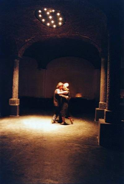 tango_23mar02_b13x.jpg (18901 byte)