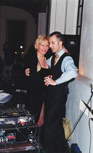 tango_23mar02_b25.jpg (24853 byte)