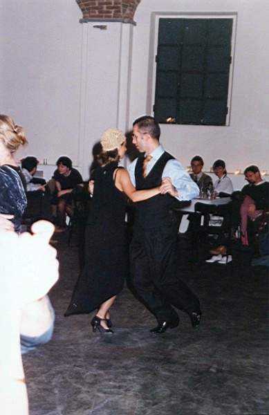 tango_23mar02_b32.jpg (25744 byte)
