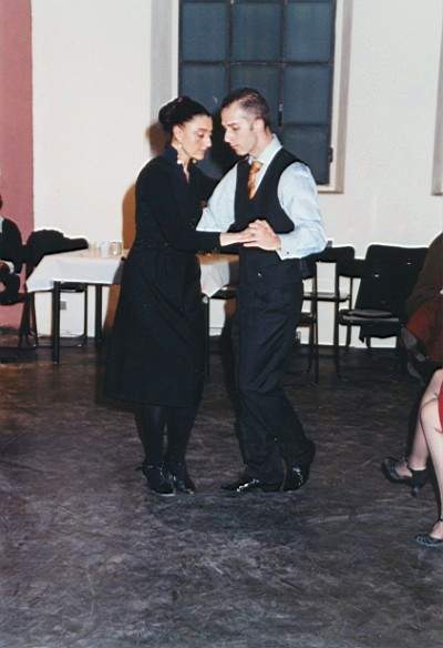 tango_23mar02_e02.jpg (26357 byte)