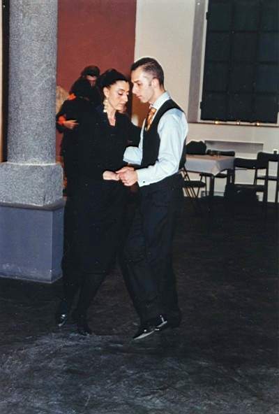 tango_23mar02_e03.jpg (25032 byte)