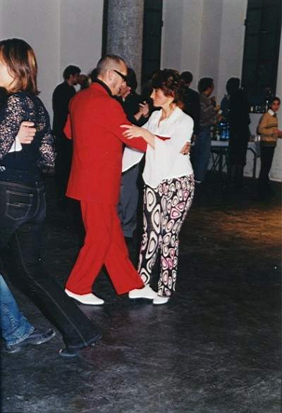 tango_23mar02_e08.jpg (30373 byte)
