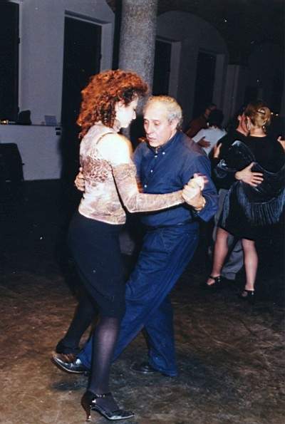 tango_23mar02_e10.jpg (27981 byte)