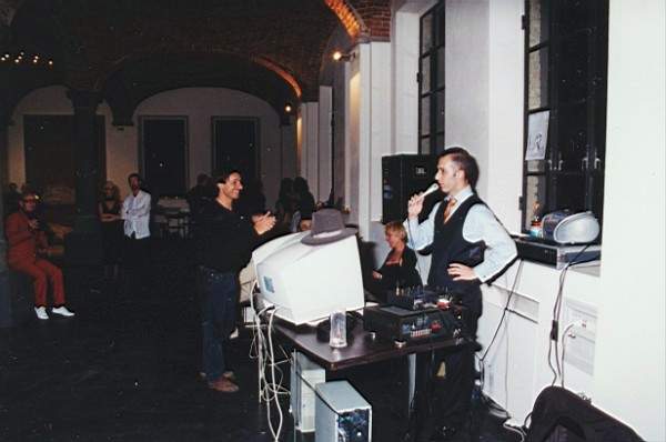 tango_23mar02_e16o.jpg (26965 byte)