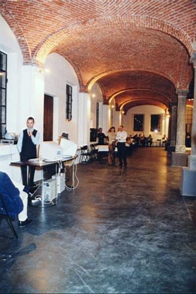 tango_23mar02_e23.jpg (38046 byte)