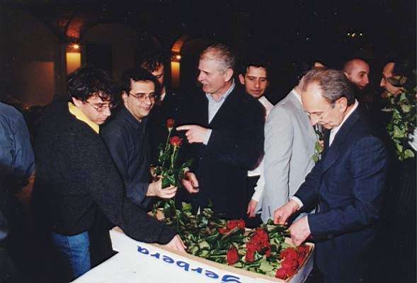 tango_23mar02_e25o.jpg (26873 byte)