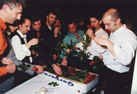 tango_23mar02_e27o.jpg (32076 byte)