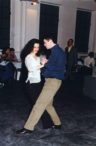 tango_23mar02_e30.jpg (25451 byte)