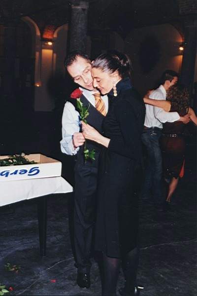 tango_23mar02_e31.jpg (21903 byte)