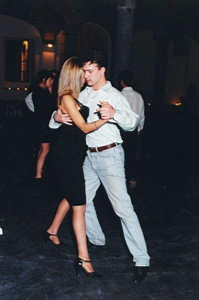 tango_23mar02_e35.jpg (22023 byte)