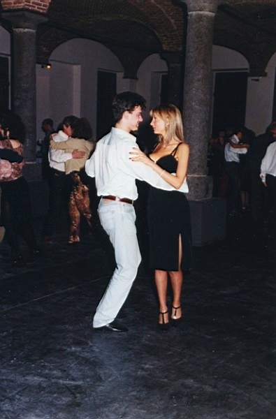 tango_23mar02_e36.jpg (24446 byte)