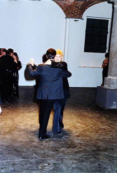 tango_2002mag04_a03.jpg (32070 byte)