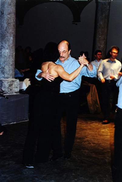 tango_2002mag04_a04.jpg (23388 byte)