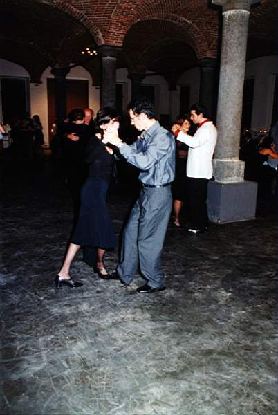 tango_2002mag04_a09.jpg (33942 byte)