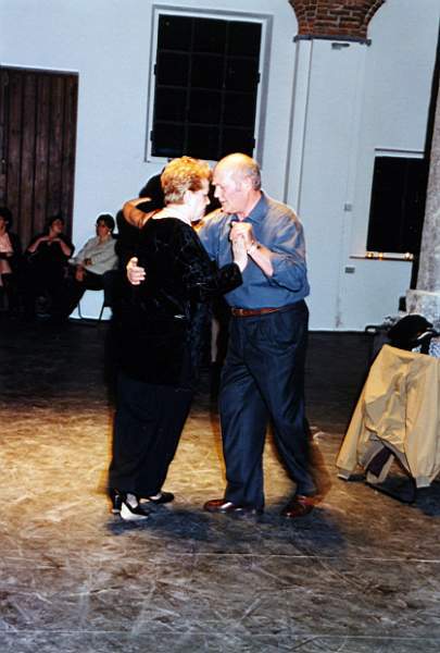 tango_2002mag04_a12.jpg (33838 byte)