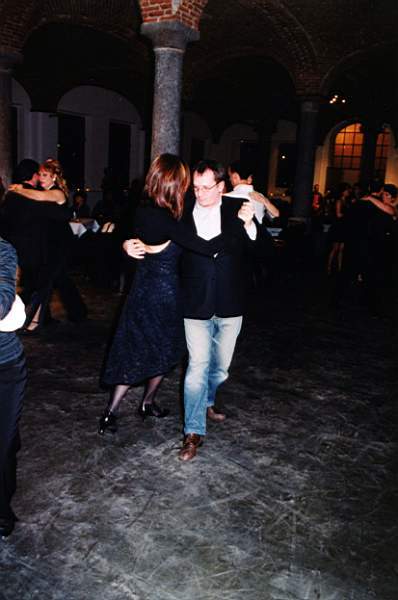 tango_2002mag04_a16.jpg (27979 byte)