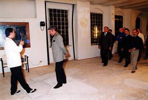 tango_2002mag04_b05.jpg (30203 byte)