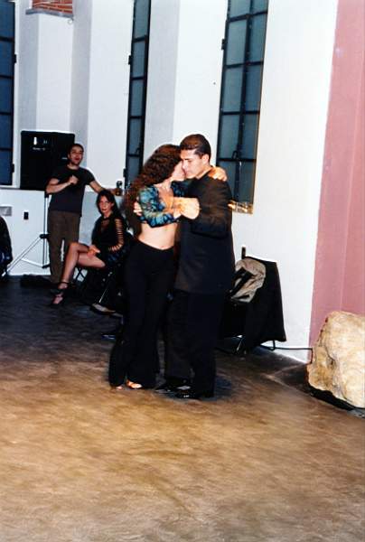 tango_2002mag04_b18.jpg (29349 byte)