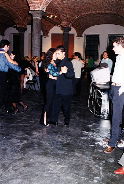tango_2002mag04_b22.jpg (40691 byte)