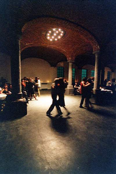 tango_2002mag04_b30.jpg (33380 byte)