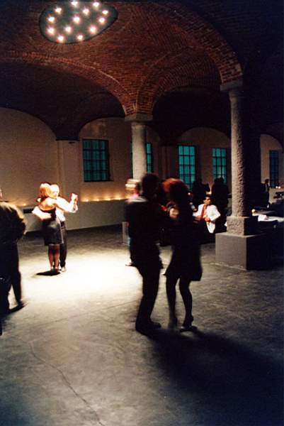 tango_2002mag04_b33.jpg (28267 byte)