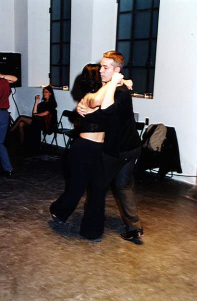 tango_2002mag04_e01.jpg (26262 byte)