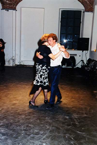 tango_2002mag04_e05.jpg (32488 byte)