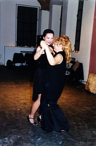 tango_2002mag04_e07.jpg (27750 byte)