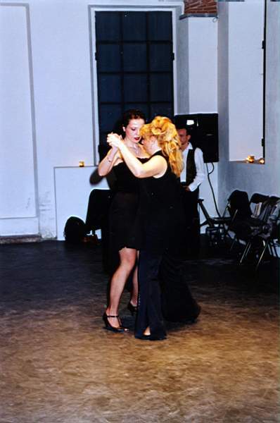 tango_2002mag04_e08.jpg (27586 byte)