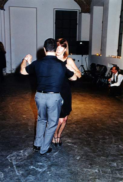 tango_2002mag04_e09.jpg (32627 byte)