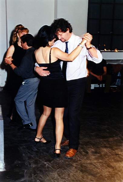 tango_2002mag04_e15.jpg (27864 byte)