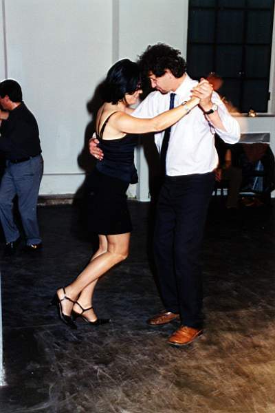 tango_2002mag04_e16.jpg (27081 byte)