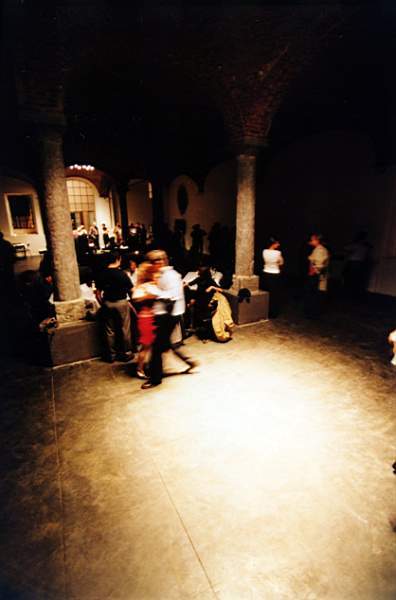 tango_2002mag04_e20.jpg (22787 byte)