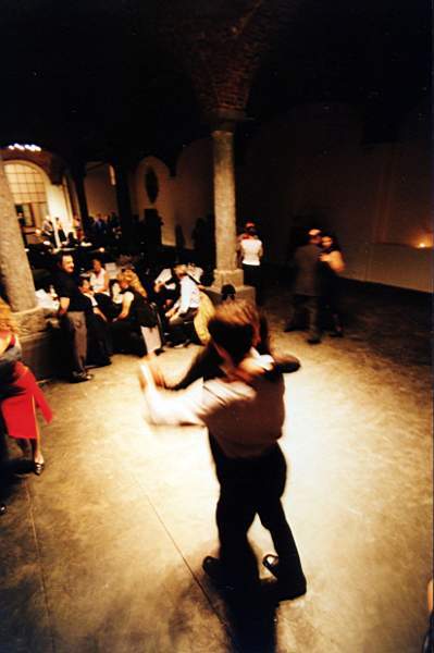 tango_2002mag04_e22.jpg (26571 byte)