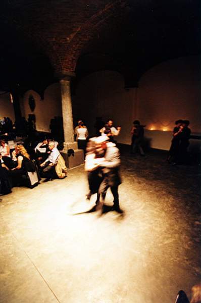 tango_2002mag04_e23.jpg (22989 byte)