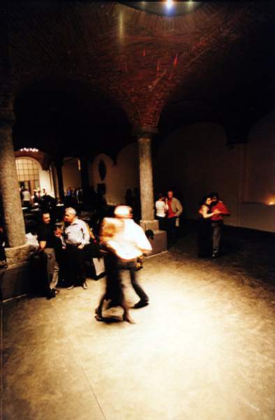 tango_2002mag04_e24.jpg (24480 byte)