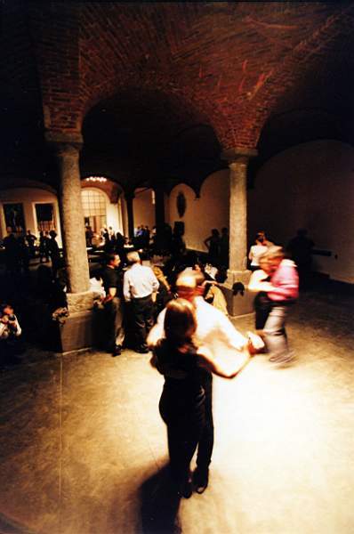 tango_2002mag04_e25.jpg (27850 byte)