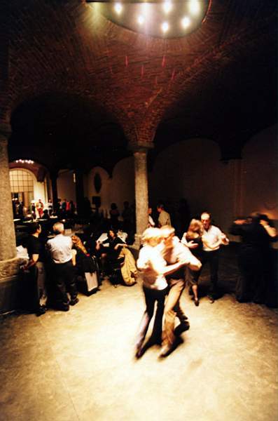 tango_2002mag04_e27.jpg (27662 byte)