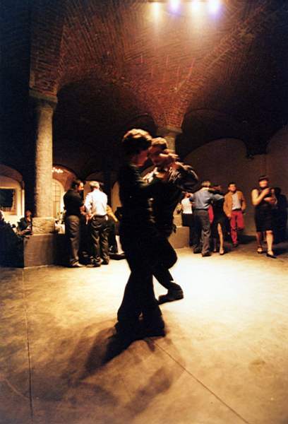 tango_2002mag04_e30.jpg (30496 byte)