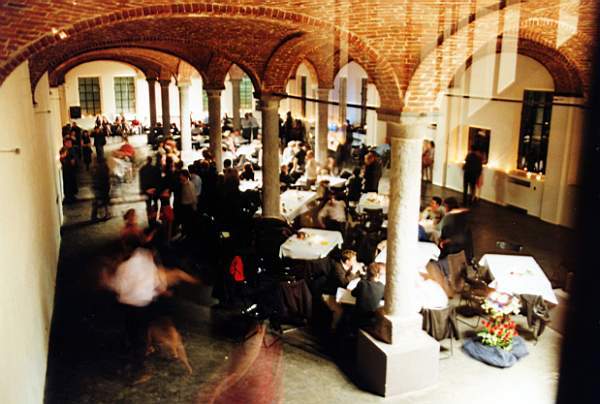 tango_2002mag04_e32.jpg (41317 byte)