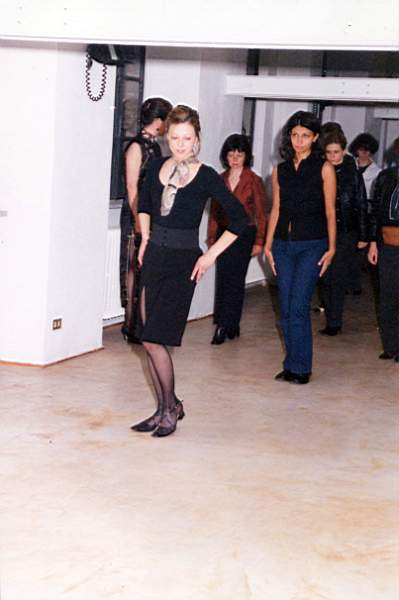 tango_2002mag04_e34.jpg (23667 byte)